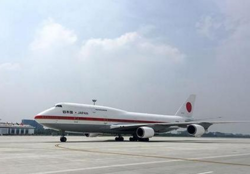 日本首相安培专机回国途中撞鸟