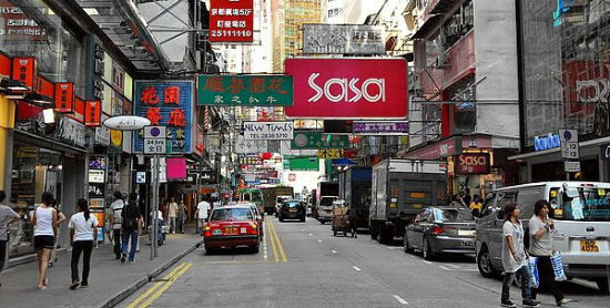 零售业困局：香港零售业销货额连续18个月下跌 店员转型微商