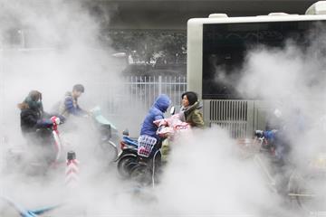 郑州热力管道爆裂 市民“腾云驾雾”去上班