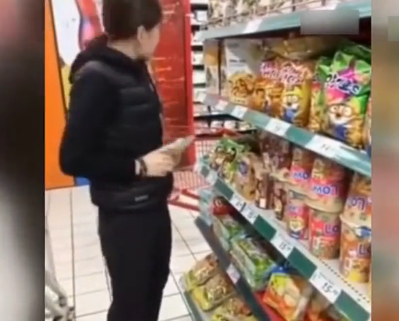 女子在乐天超市破坏商品 网友:非蠢即坏