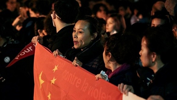 枪杀华人的巴黎警察被停职调查 中国外交部呼吁侨胞合法表达诉求