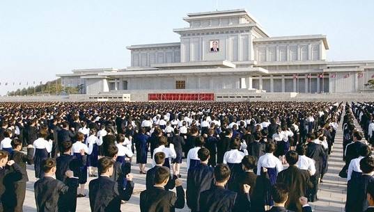邦投条视频：朝鲜“太阳节”阅兵式即将开始士兵严阵以待