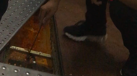 暗访海底捞：老鼠爬进食品柜 火锅漏勺掏下水道(图)