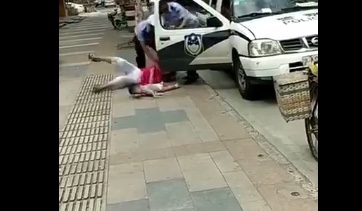 视频|曝上海警察“一招擒拿”抱孩子妇女，