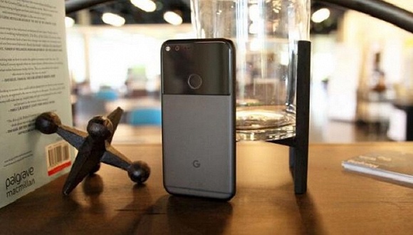 谷歌为何收购江河日下的HTC手机业务：保Pixel