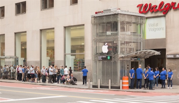 纽约地铁口变苹果店：排长队抢iPhone X 路人一脸懵