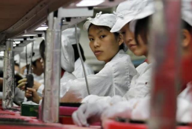 富士康声明郑州工厂已停非法用实习生加班，意思是其他地方还有