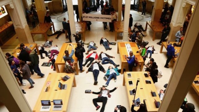 数十人在法国苹果零售店“躺尸” 抗议苹果偷税漏税