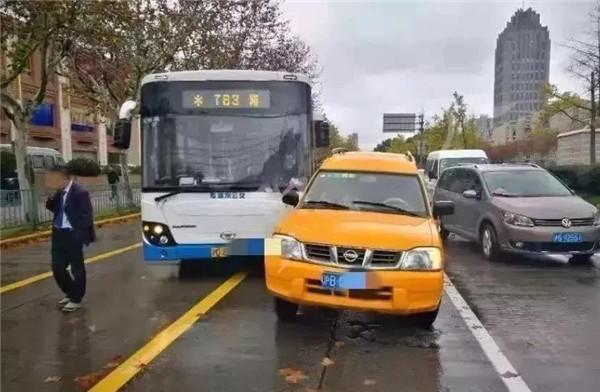 去年抢夺公交车方向盘的女乘客被取消落户上海