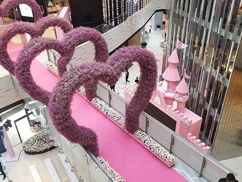 何猷君求婚现场曝光：包下商场 99999多玫瑰堆砌粉色城堡