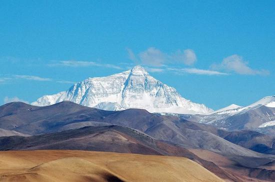 世界之巅珠穆朗玛峰，为何吸引了如此多的人