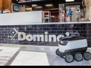 披萨店将推出机器人送餐服务：机器“小哥”矮萌