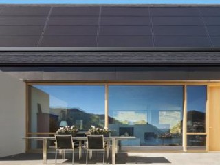 不想拆屋顶怎么办？特斯拉新太阳能面板可直接装上去