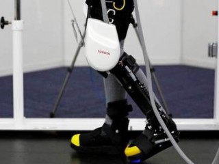 丰田准备大规模生产复原机器人：帮助老年人行走